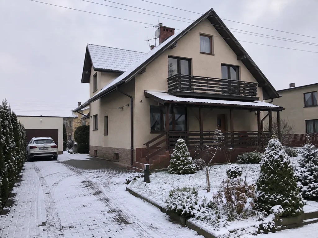 Dom z tarasem zimą